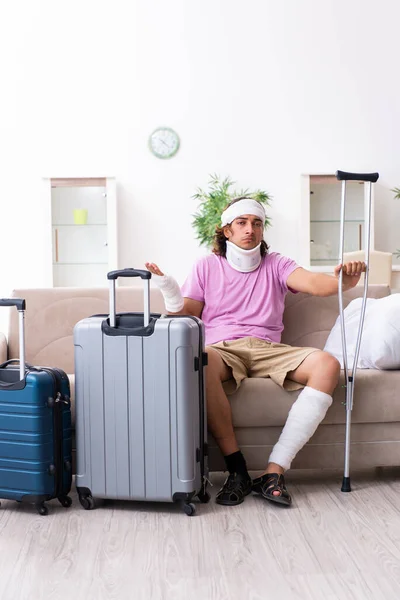 Jovem ferido se preparando para a viagem — Fotografia de Stock