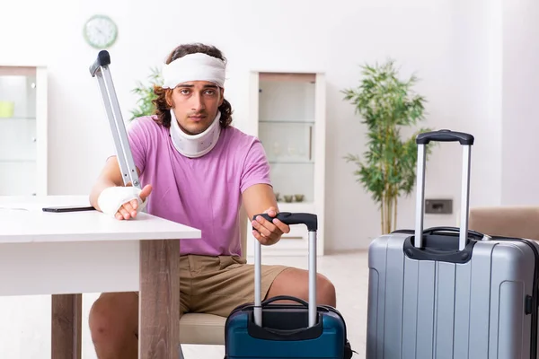 Jonge gewonde man bereidt zich voor op de reis — Stockfoto