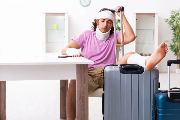 Jonge gewonde man bereidt zich voor op de reis — Stockfoto