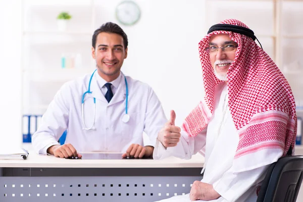 Viejo árabe masculino visitando joven médico masculino — Foto de Stock