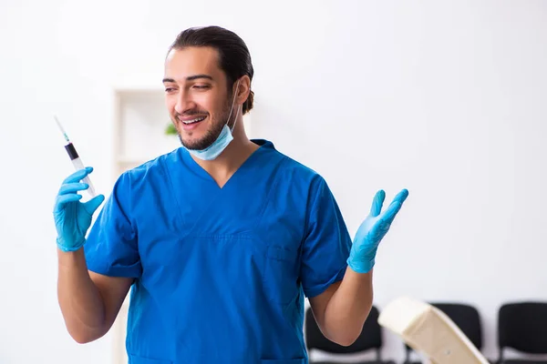 Jonge mannelijke arts werkzaam in de kliniek — Stockfoto