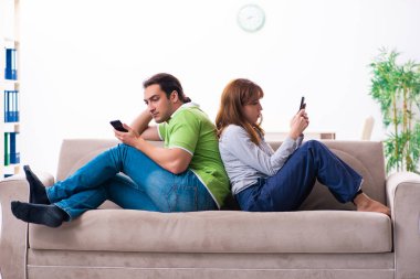 Gadget bağımlılığı konseptinde genç bir çift