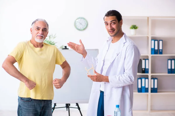 Doktor diyetisyen kilolu hastaya tavsiye veriyor. — Stok fotoğraf