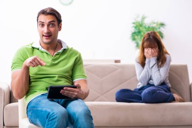 Gadget bağımlılığı konseptinde genç bir çift