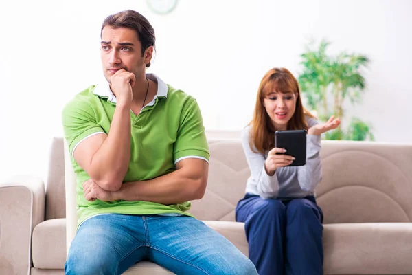 Jovem casal no conceito de dependência gadget — Fotografia de Stock