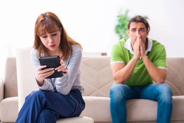 Pareja joven en concepto de dependencia gadget — Foto de Stock