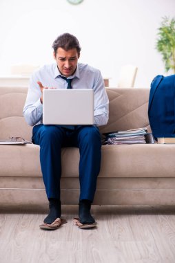 Evden çalışan genç bir erkek.