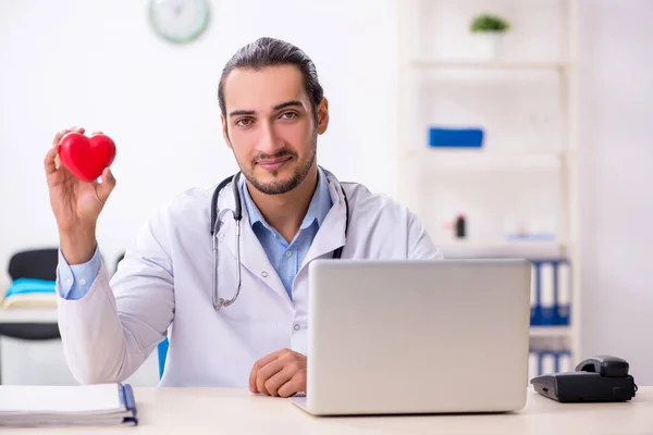 Joven guapo médico masculino que trabaja en la clínica — Foto de Stock