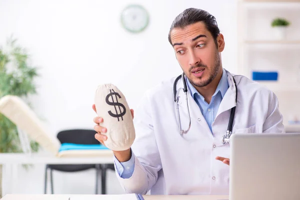 Jonge knappe mannelijke arts werkzaam in de kliniek — Stockfoto