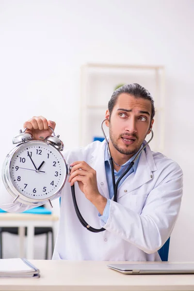 Mladý pohledný mužský lékař pracující na klinice — Stock fotografie