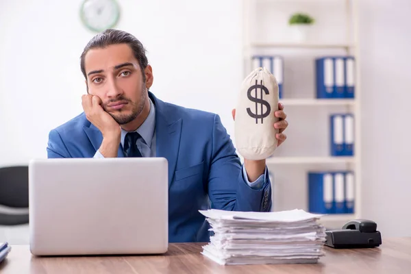 Junger männlicher Geschäftsmann arbeitet im Büro — Stockfoto