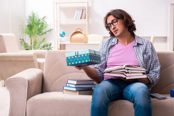 Giovane studente maschio che si prepara per gli esami durante il Natale — Foto Stock