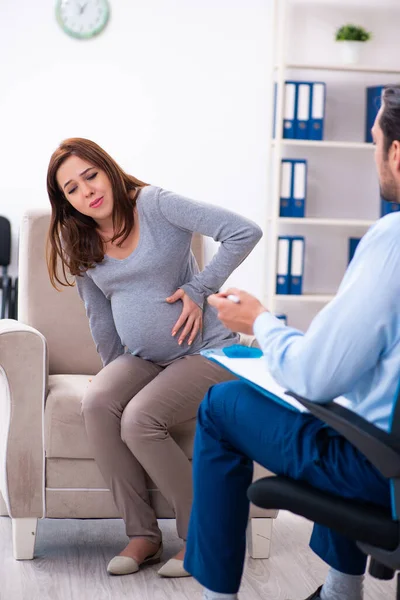 Zwangere vrouw op bezoek bij jonge mannelijke psycholoog — Stockfoto