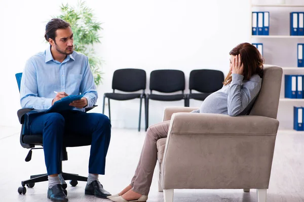 Pregnant woman visiting young male psychologist — Stock Photo, Image