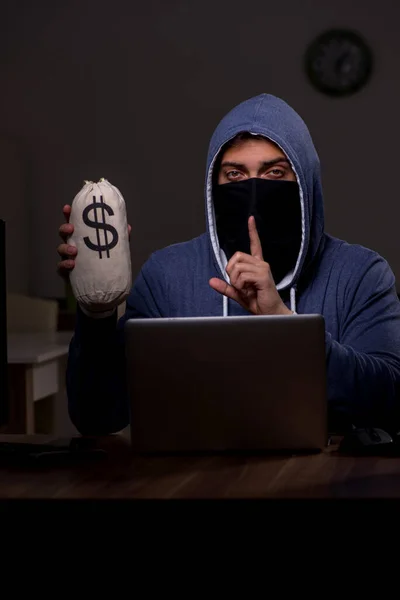 Männliche Hacker hacken SicherheitsFirewall spät im Amt — Stockfoto