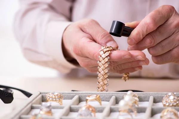 Old male jeweler at workshop — Stock Photo, Image