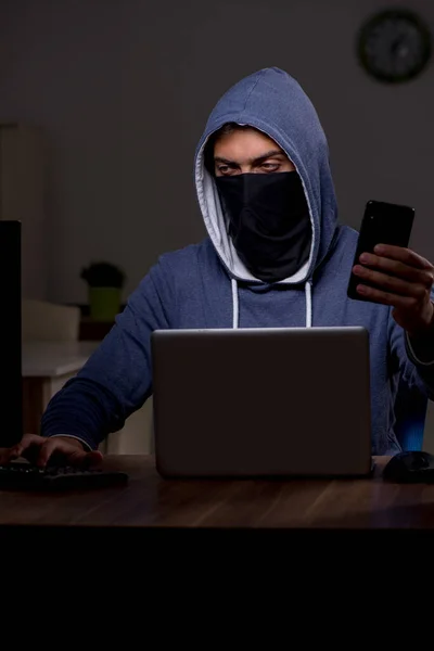 Hombre hacker piratería firewall de seguridad tarde en la oficina —  Fotos de Stock