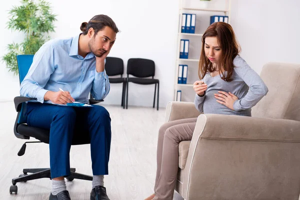 Pregnant woman visiting young male psychologist — Stock Photo, Image