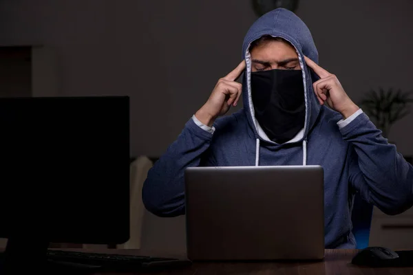 Muž hacker hacking zabezpečení firewall pozdě v kanceláři — Stock fotografie