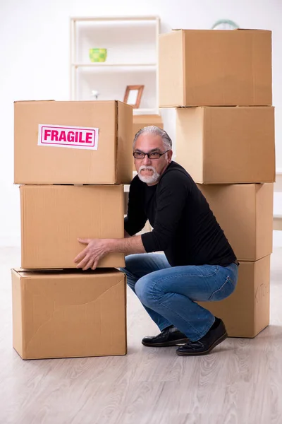 Viejo macho profesional mover haciendo casa reubicación —  Fotos de Stock