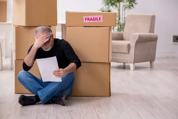 Viejo macho profesional mover haciendo casa reubicación — Foto de Stock