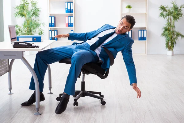 İş kazası konseptinde çalışan genç bir erkek.