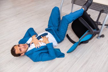 İş kazası konseptinde çalışan genç bir erkek.