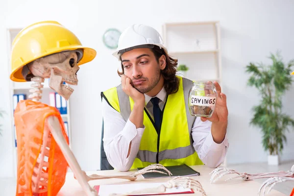 Engraçado reunião de negócios de construção com chefe e esqueletos — Fotografia de Stock