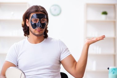 Genç erkek kozmetikçi blogu için video kaydediyor.