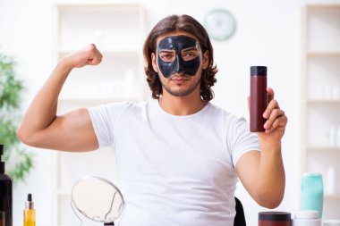 Genç erkek kozmetikçi blogu için video kaydediyor.