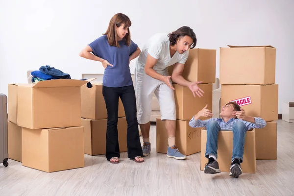 Jong gezin verhuist naar nieuwe flat — Stockfoto