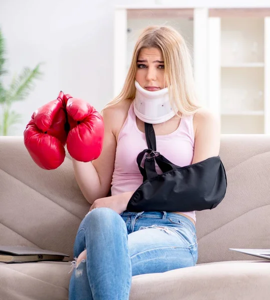 Femme blessée pendant le jeu de sport — Photo