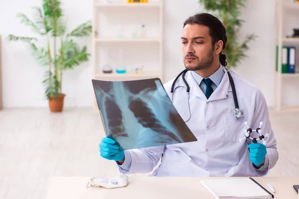 Medico che lavora in laboratorio nel concetto coronavirus COVID-19 — Foto Stock