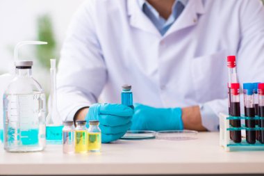 Laboratuvarda çalışan genç bir kimyager.