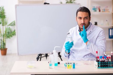 Laboratuvarda çalışan genç bir kimyager.