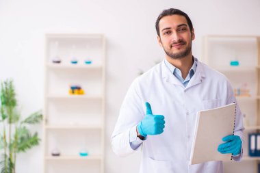 Laboratuvarda çalışan genç bir kimyager.