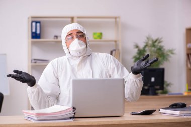 Kendini karantinada tutan bir ofis çalışanı.