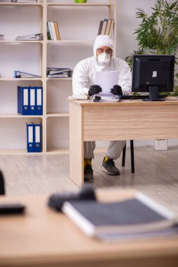 Kendini karantinada tutan bir ofis çalışanı.