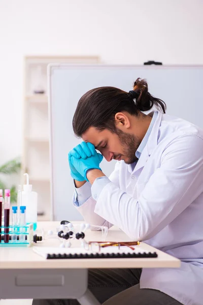 Joven químico masculino trabajando en el laboratorio — Foto de Stock