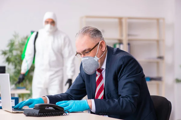 Viejo empleado y joven contratista en concepto de coronavirus —  Fotos de Stock