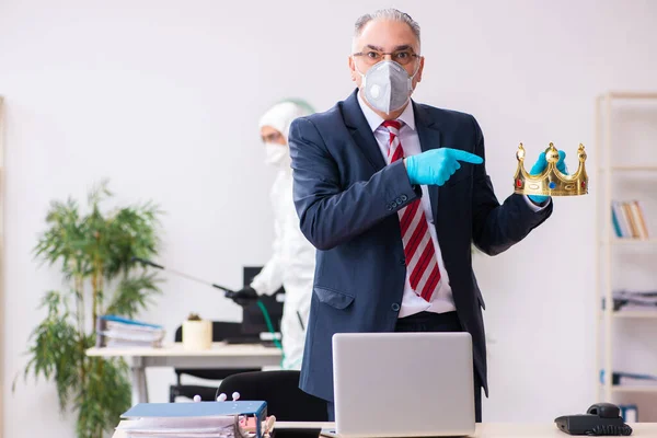 Antigo empregado e jovem empreiteiro no conceito de coronavírus — Fotografia de Stock