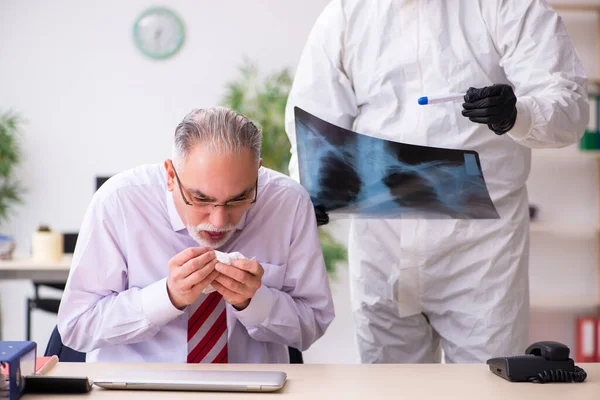 Old employee catching coronavirus at workplace — Stock Photo, Image