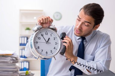 Genç erkek işadamı aşırı işten memnun değil.