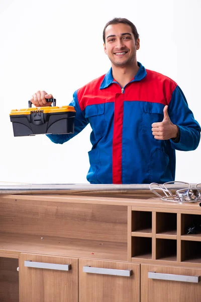 Jovem bonito carpinteiro masculino trabalhando dentro de casa — Fotografia de Stock