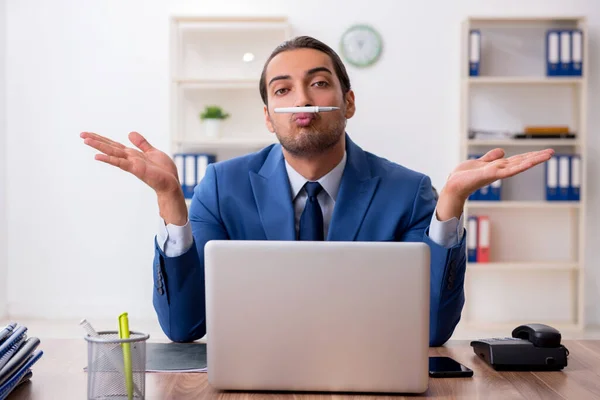 Young male businessman employee working in the office — Stock Photo, Image