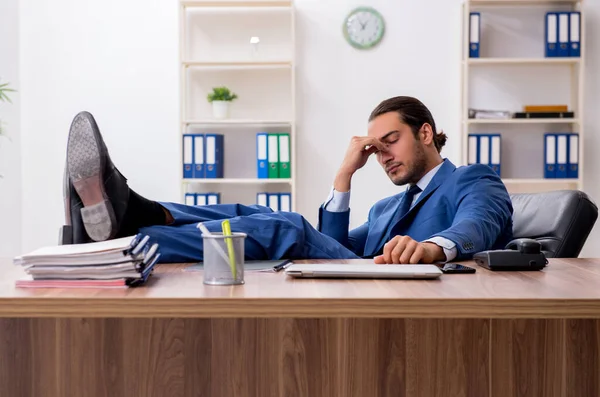 Jeune homme d'affaires salarié travaillant dans le bureau — Photo