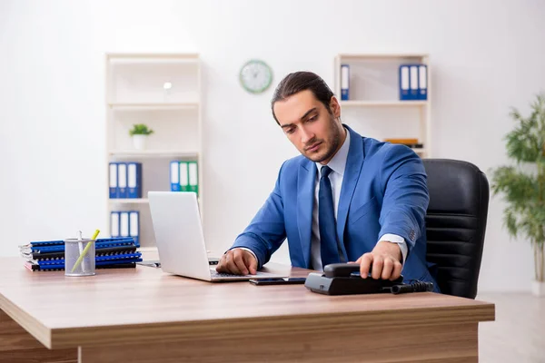 Young male businessman employee working in the office — Stock Photo, Image