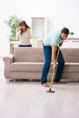 Genç çift ve yılan dairede.