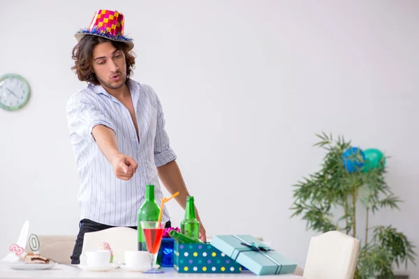 Giovane uomo che festeggia il suo compleanno a casa — Foto Stock