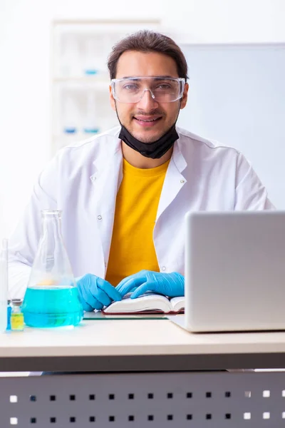 Giovane studente di chimica maschile preparazione per l'esame — Foto Stock